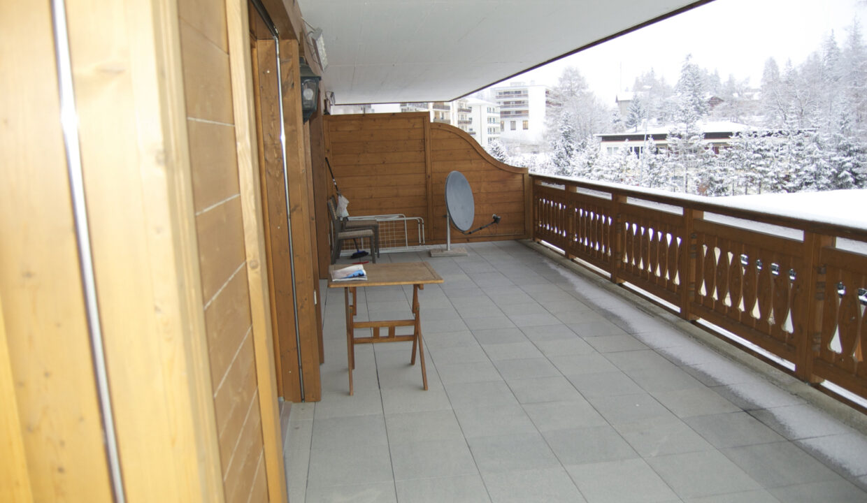 Überdachter Balkon mit Winterblick