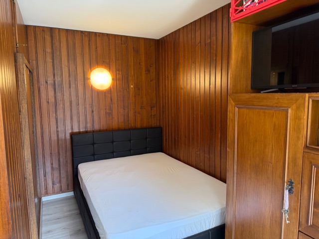 Schlafzimmer mit Holzverkleidung