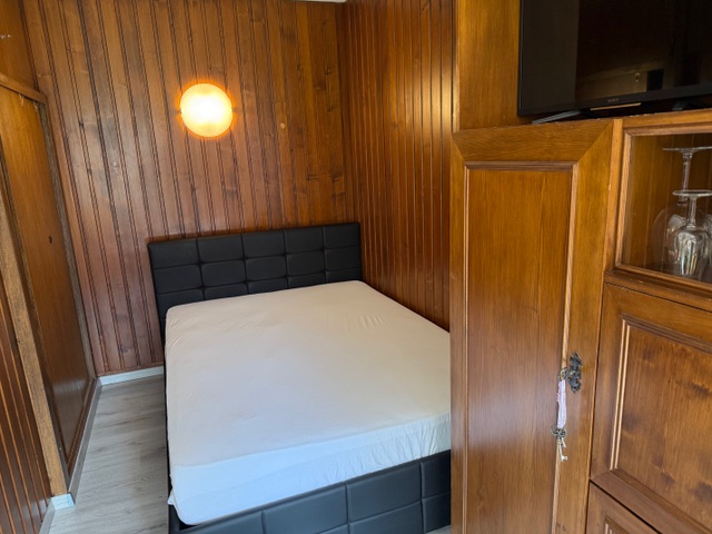 Holzvertäfeltes Schlafzimmer mit Einzelbett