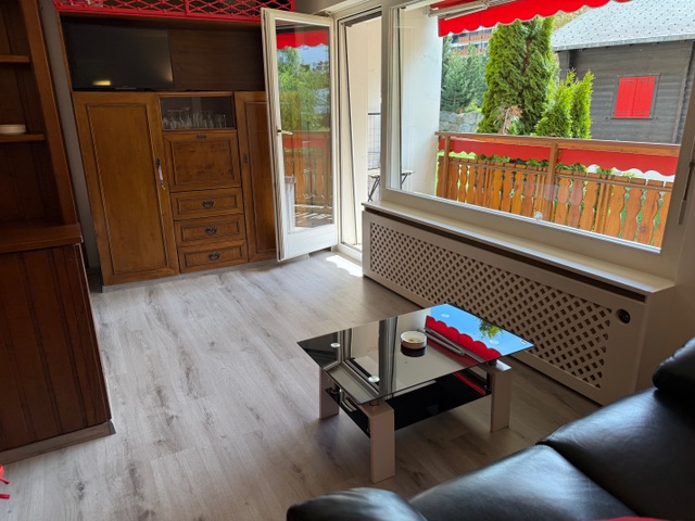 Wohnzimmer mit Balkonzugang