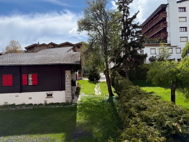 Alpines Wohnhaus mit Garten