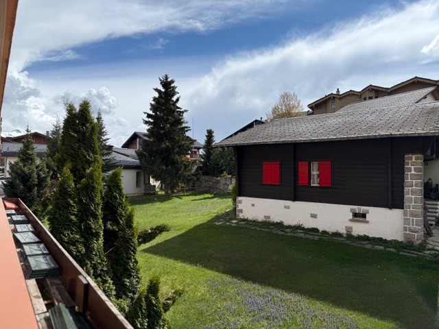 Außenansicht eines Hauses mit Garten