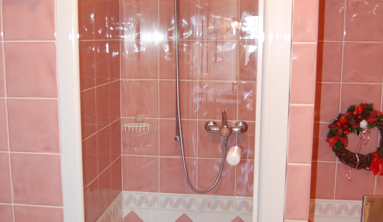 Badezimmer mit rosa Fliesen