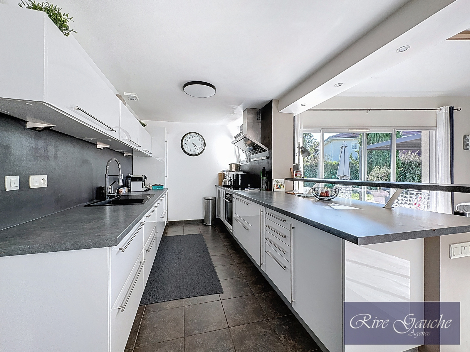 Moderne, schmale Küche mit Blick in den Garten
