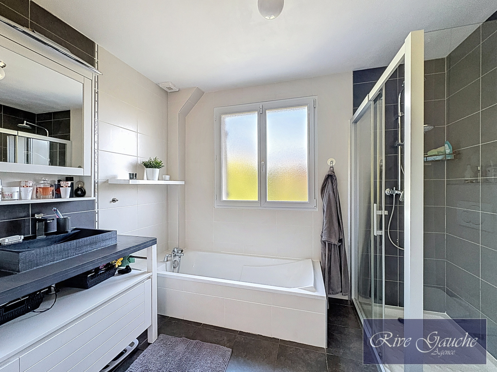 Modernes Badezimmer mit Badewanne und Dusche