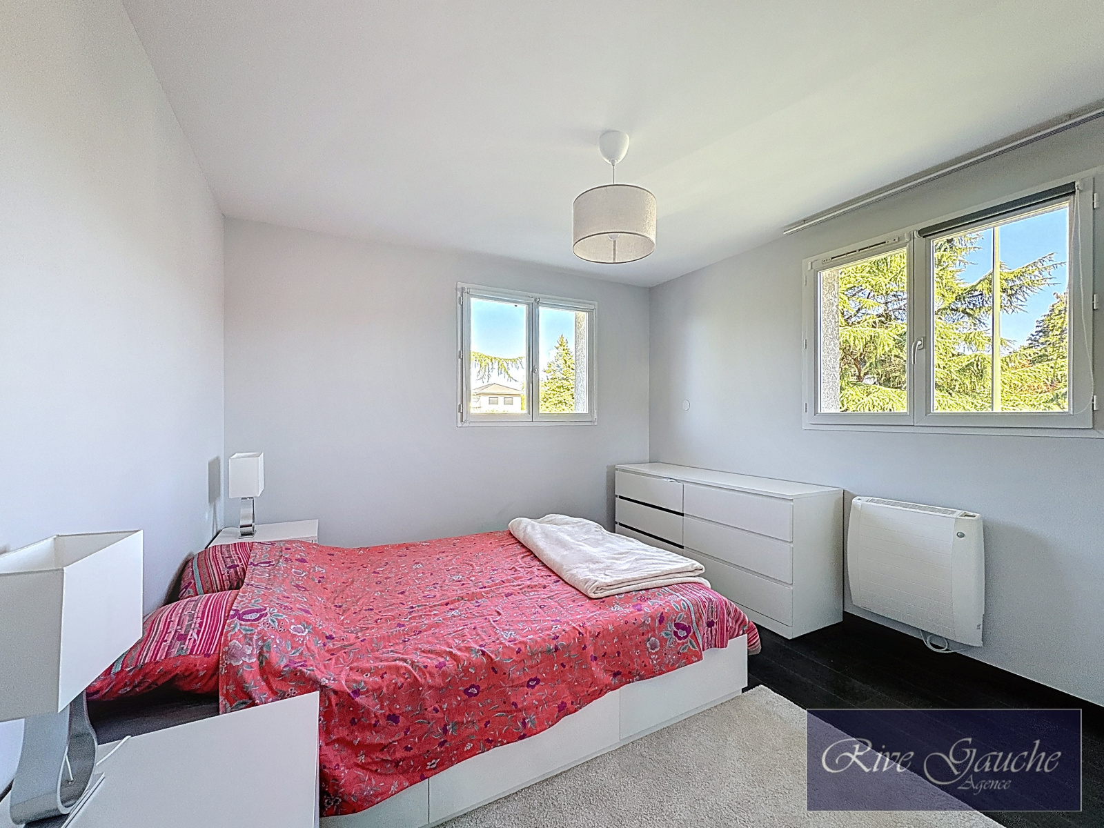 Helles Schlafzimmer mit Doppelbett