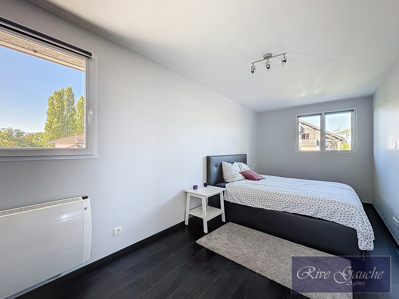 Helles Schlafzimmer mit Doppelbett