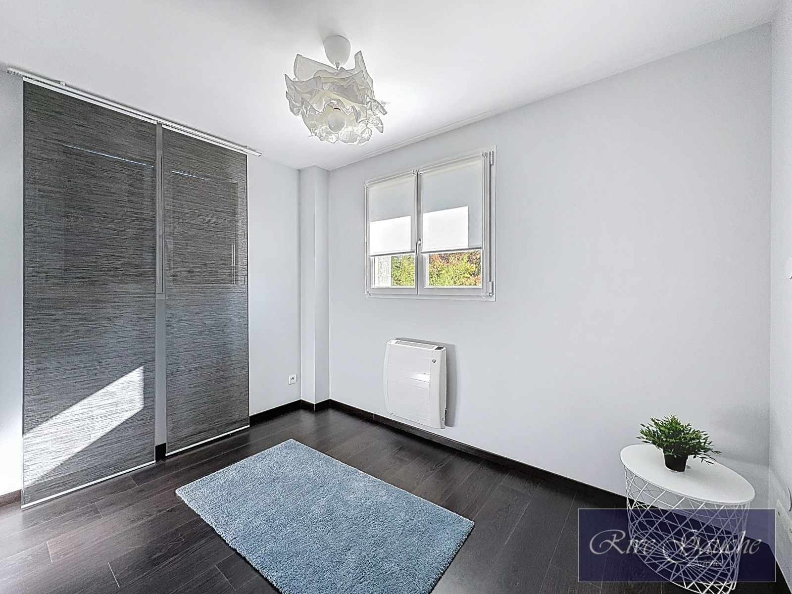 Helles Schlafzimmer mit dunklem Boden
