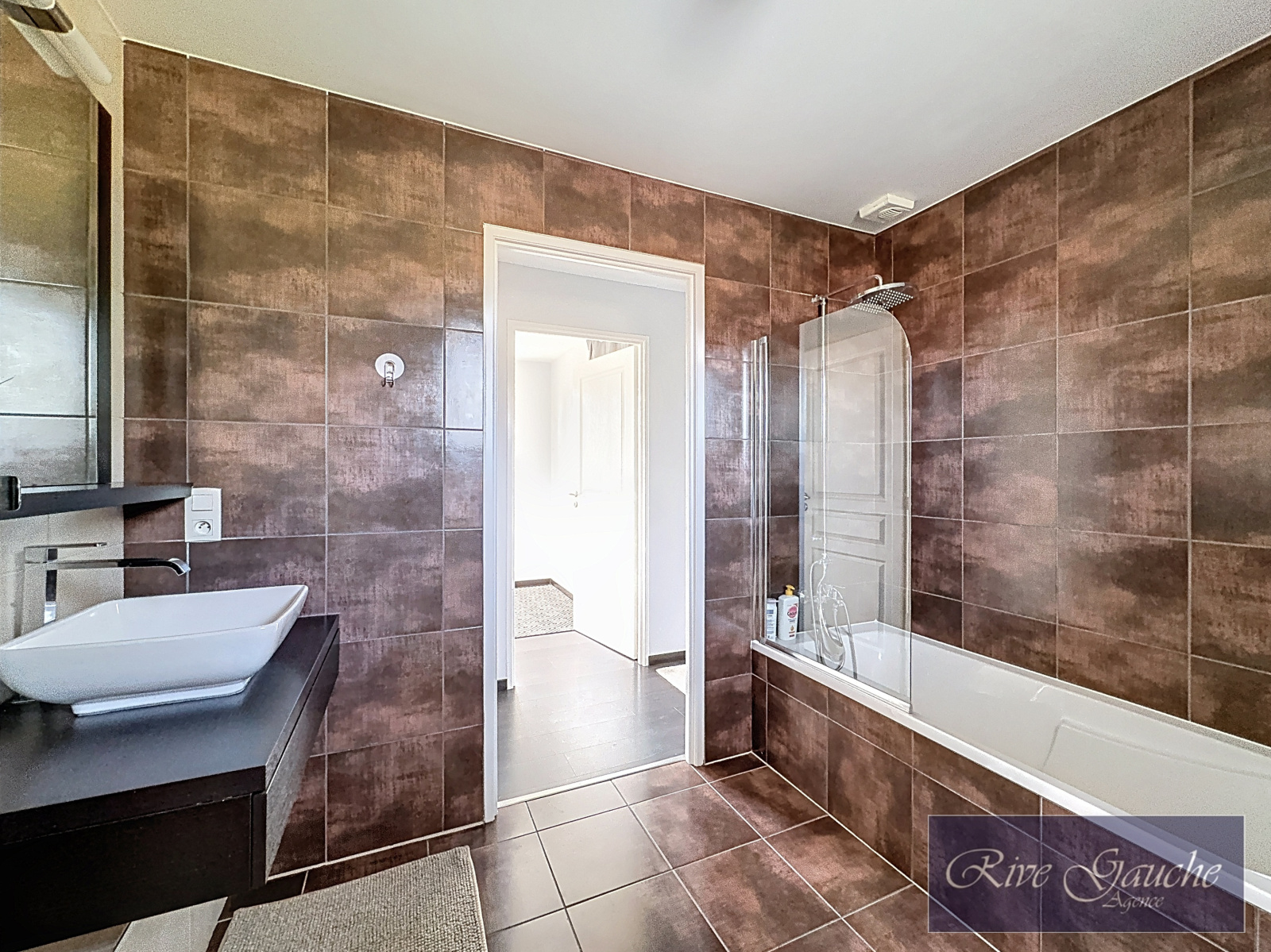 Modernes Badezimmer mit Wanne und Waschtisch