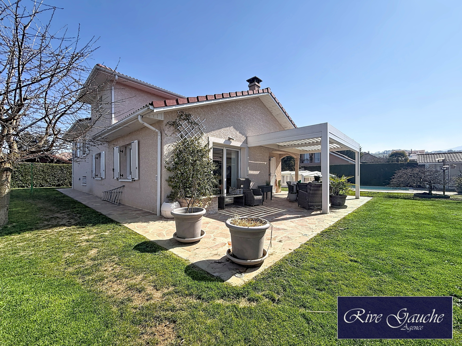 Haus mit Garten und überdachter Terrasse