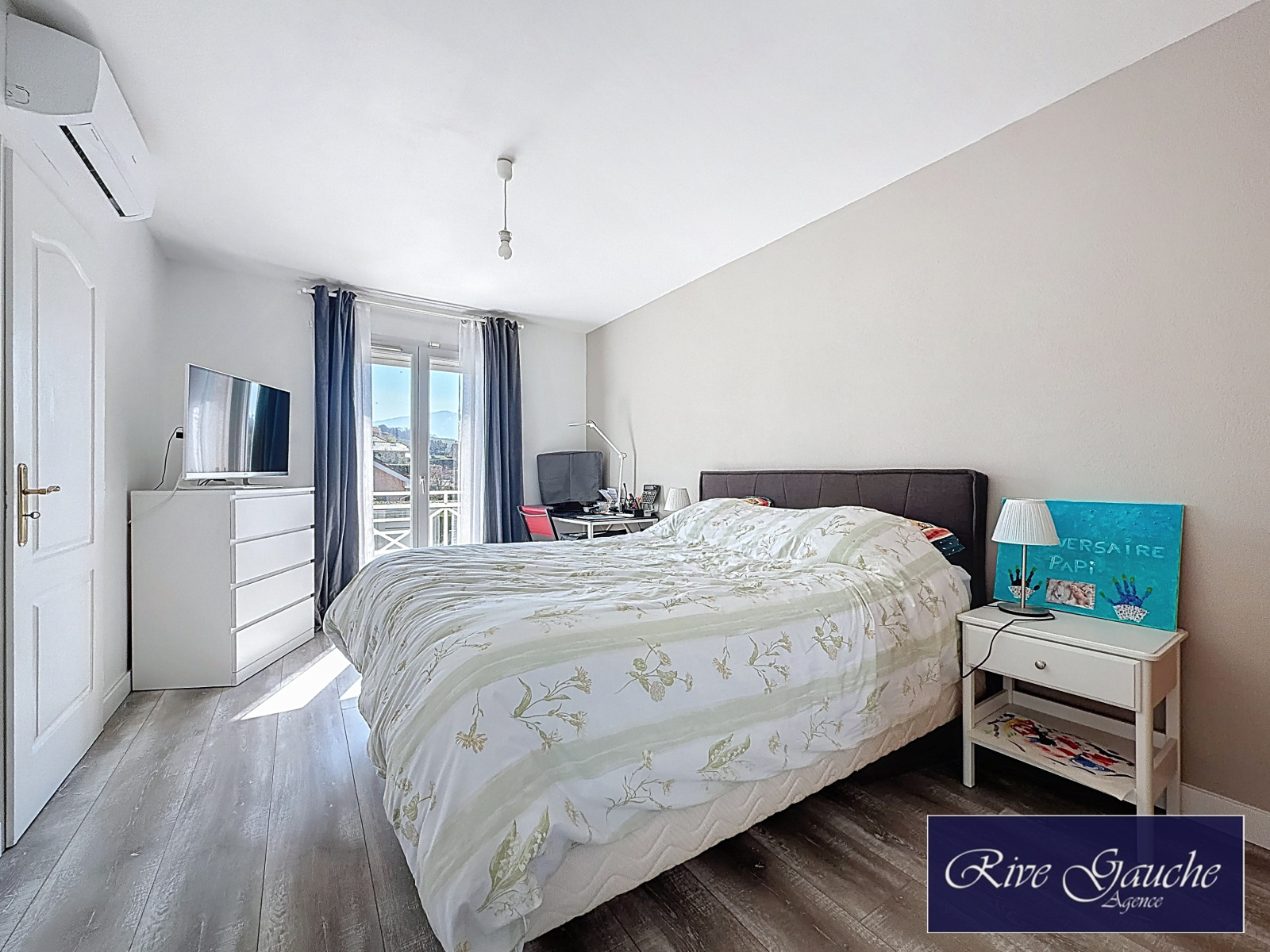 Helles Schlafzimmer mit Balkonblick