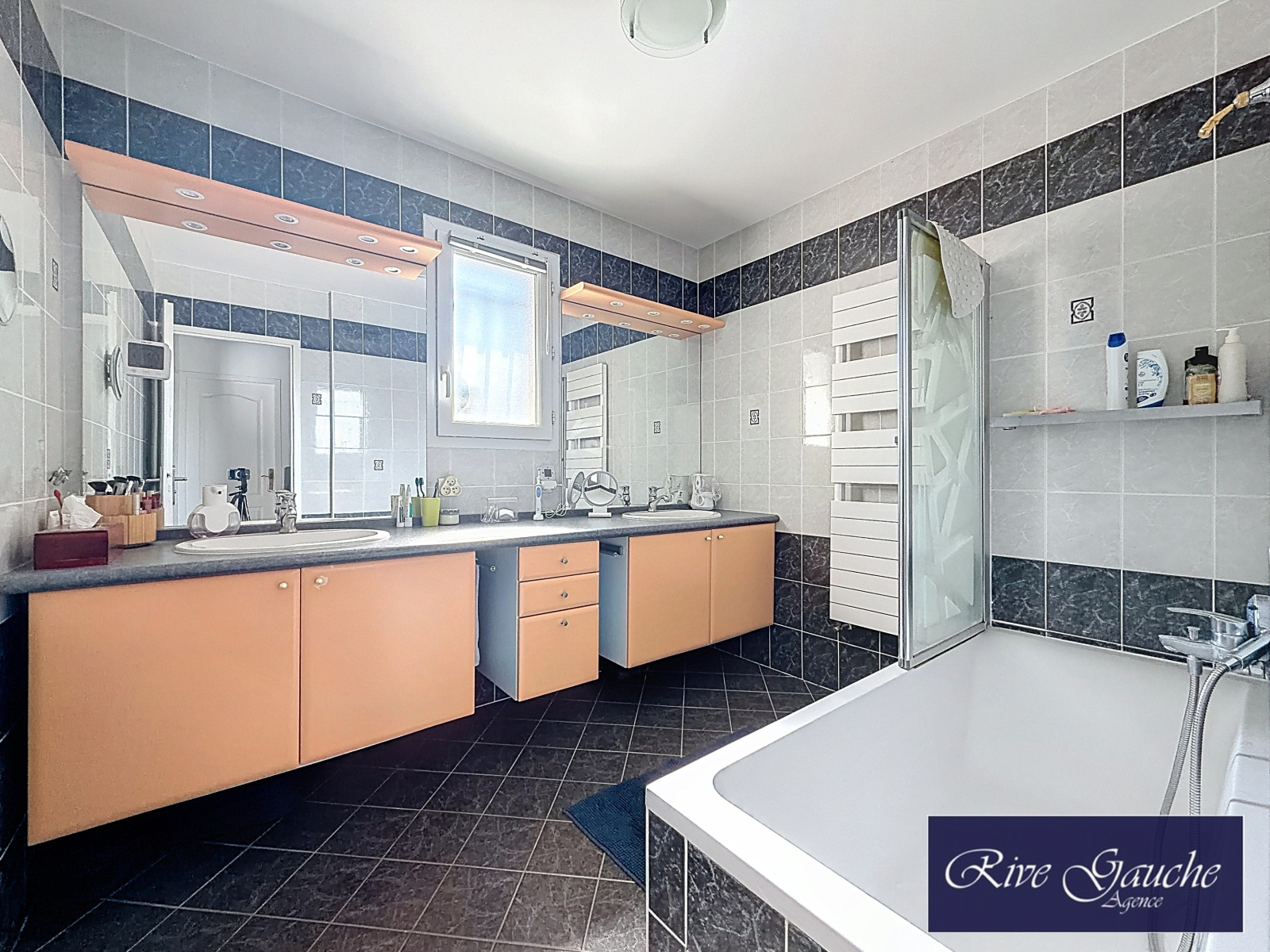 Modernes Badezimmer mit Wanne und Doppelwaschbecken