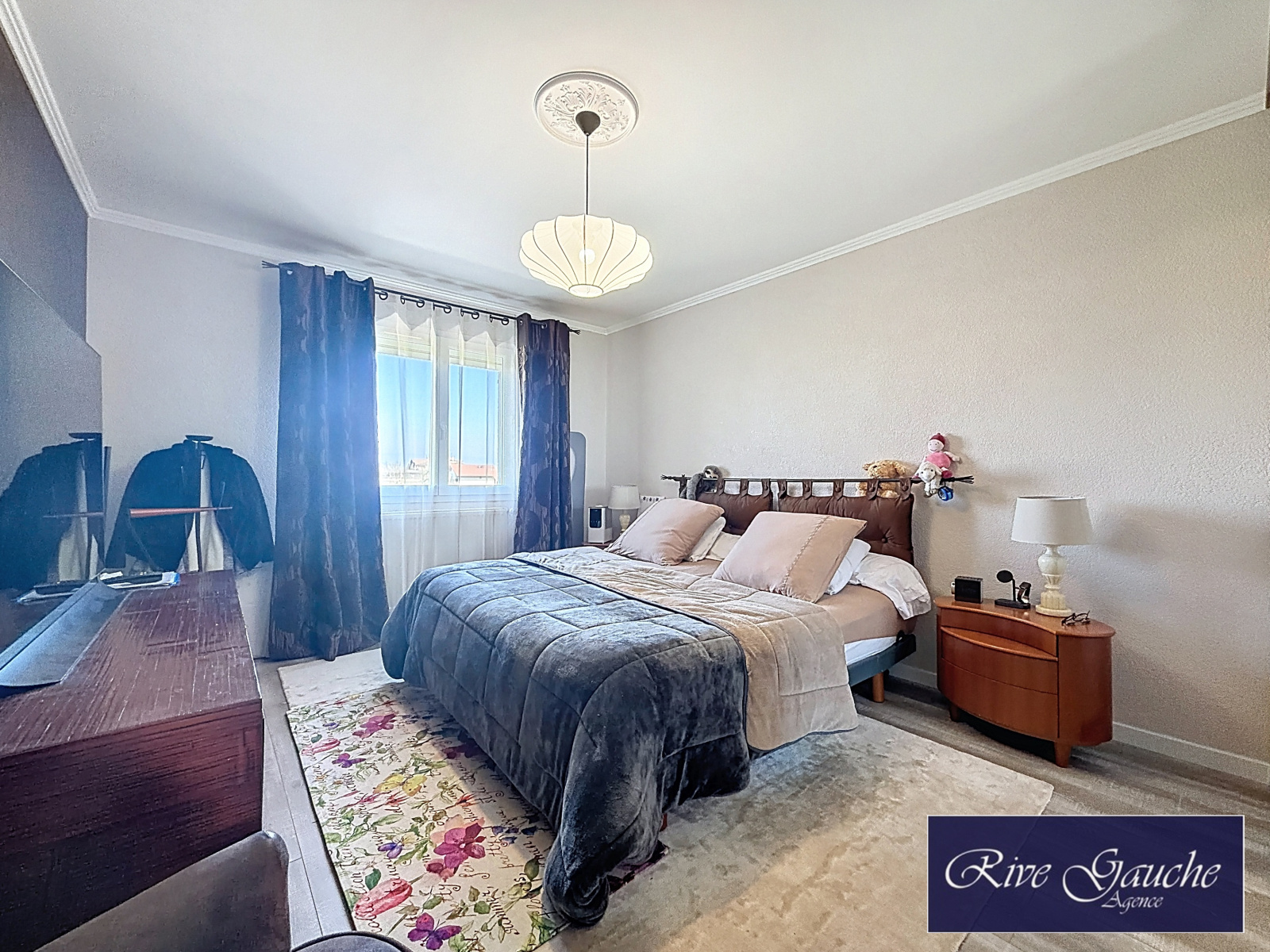 Schlafzimmer mit Doppelbett und Fenster