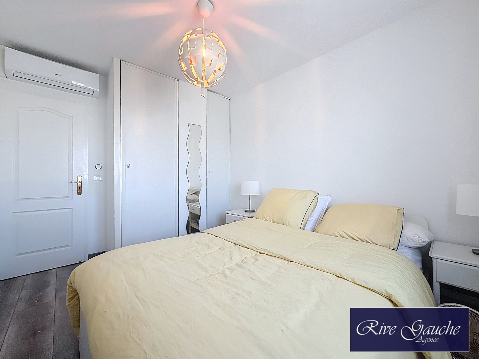 Helles Schlafzimmer mit Doppelbett und Kleiderschrank