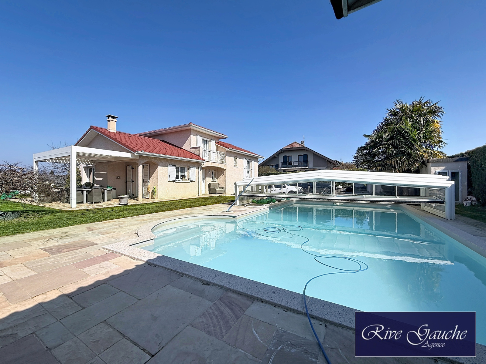 Außenansicht mit Pool und mediterranem Einfamilienhaus