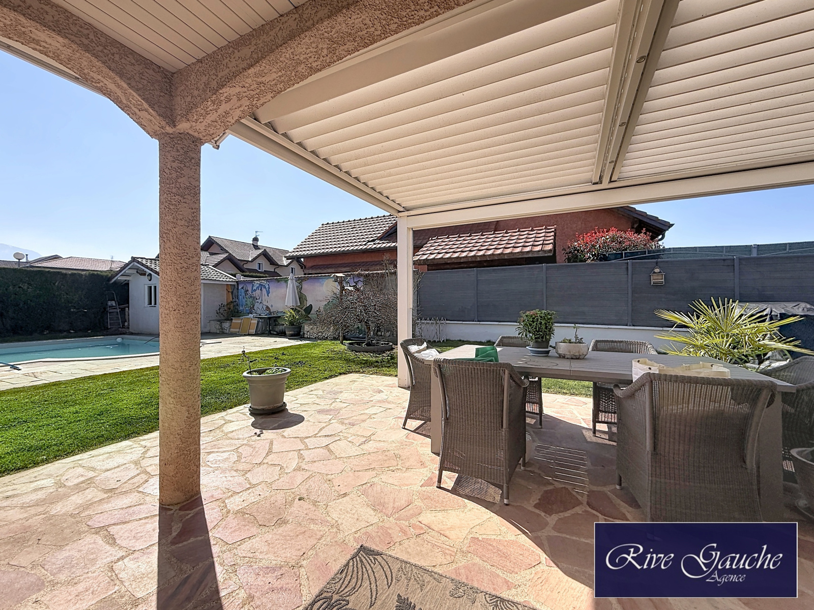 Überdachte Terrasse mit Poolblick