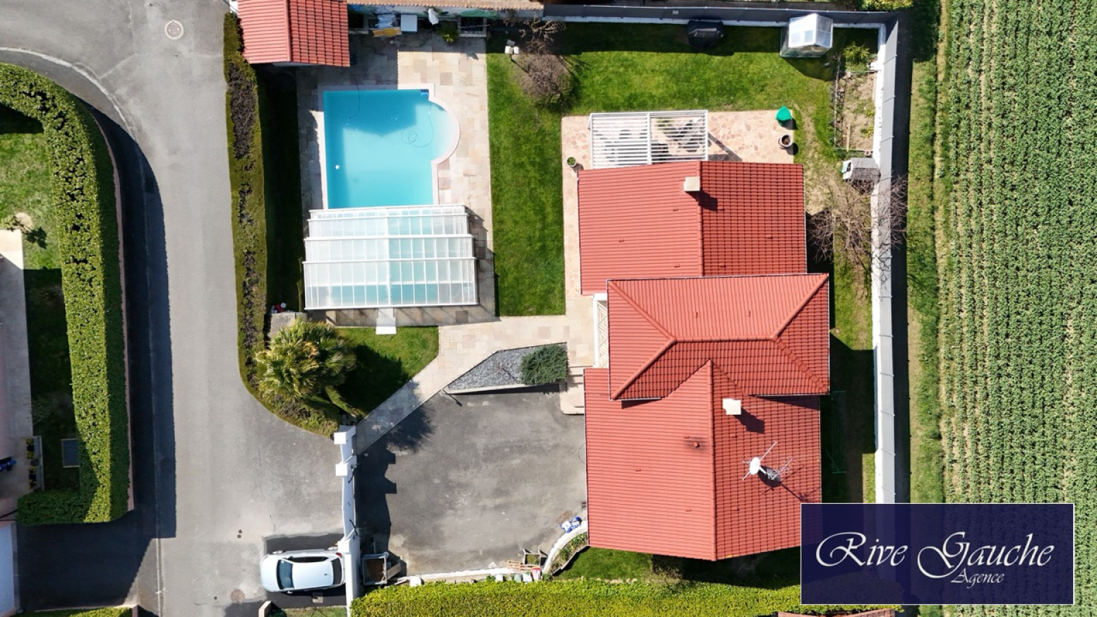Luftaufnahme eines Hauses mit Pool und Garten