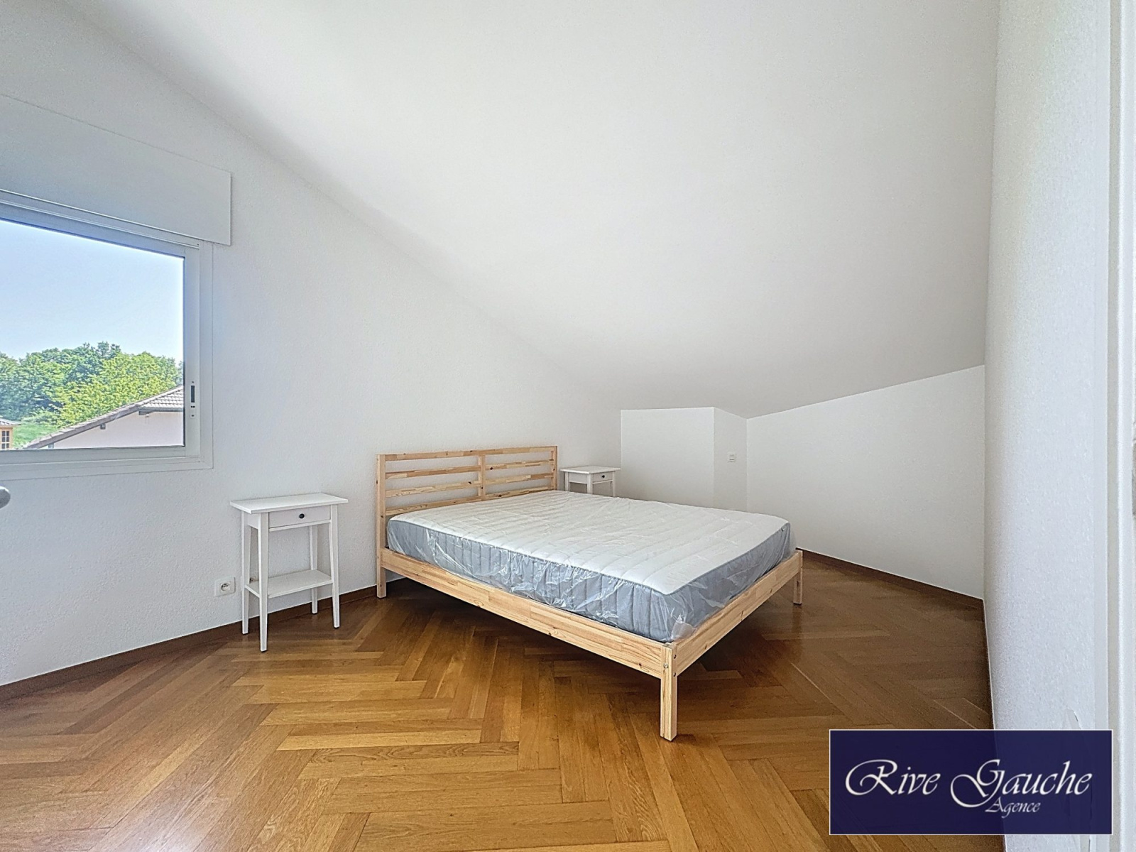 Helles Schlafzimmer mit Dachschräge