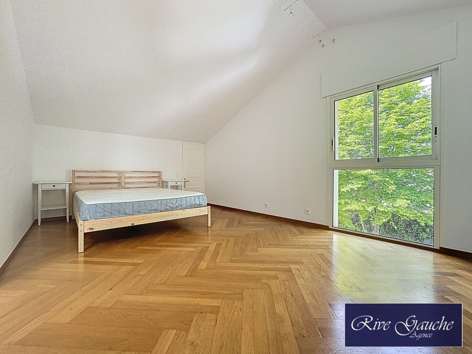 Helles Schlafzimmer mit großen Fenstern