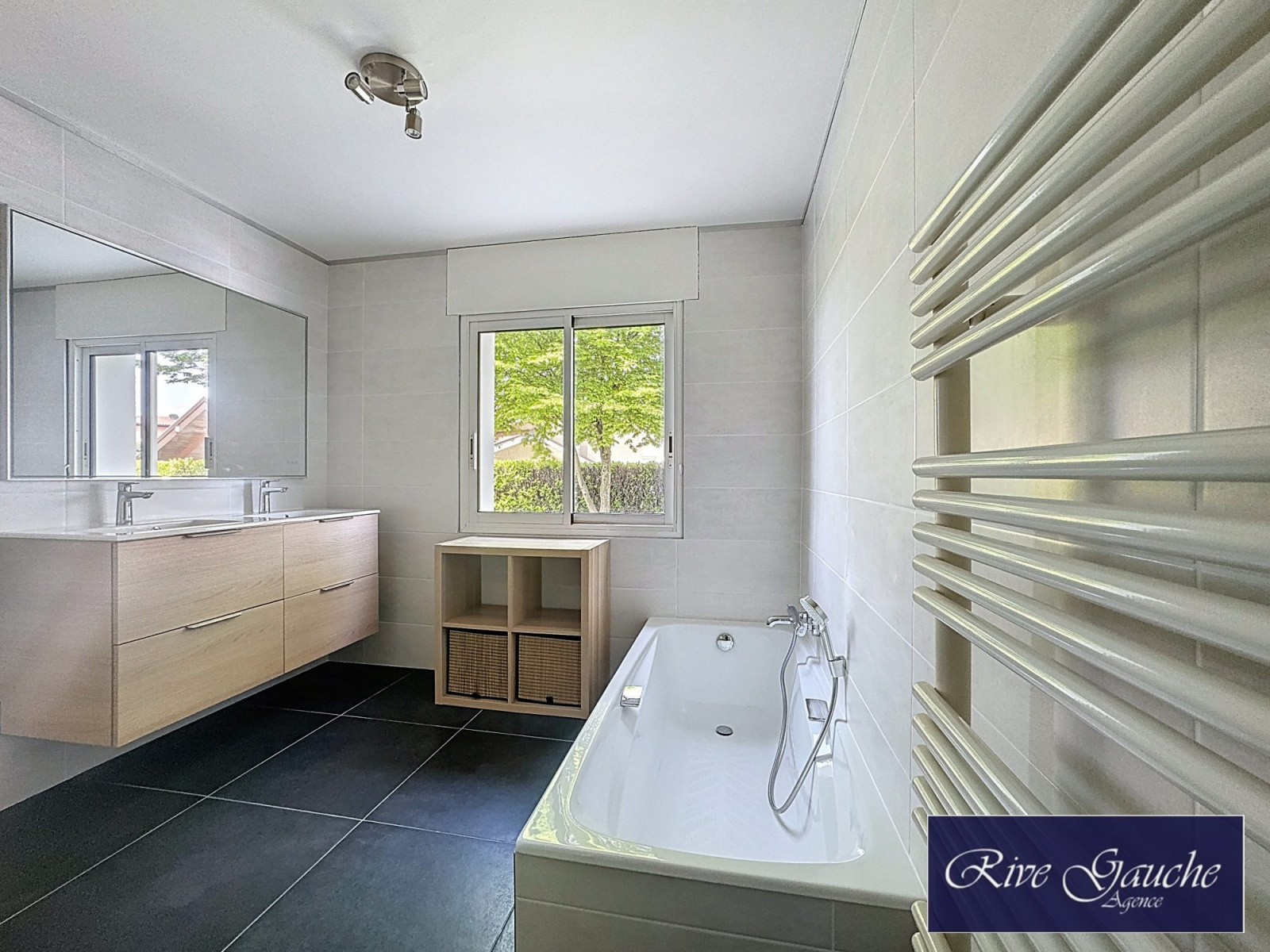 Modernes Badezimmer mit Badewanne und Waschtisch