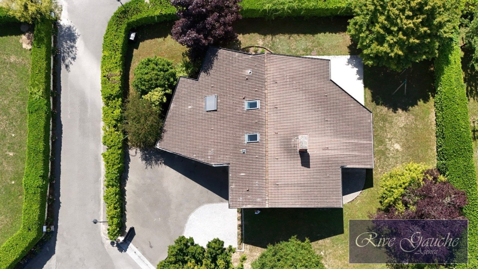 Luftaufnahme eines Einfamilienhauses mit Garten
