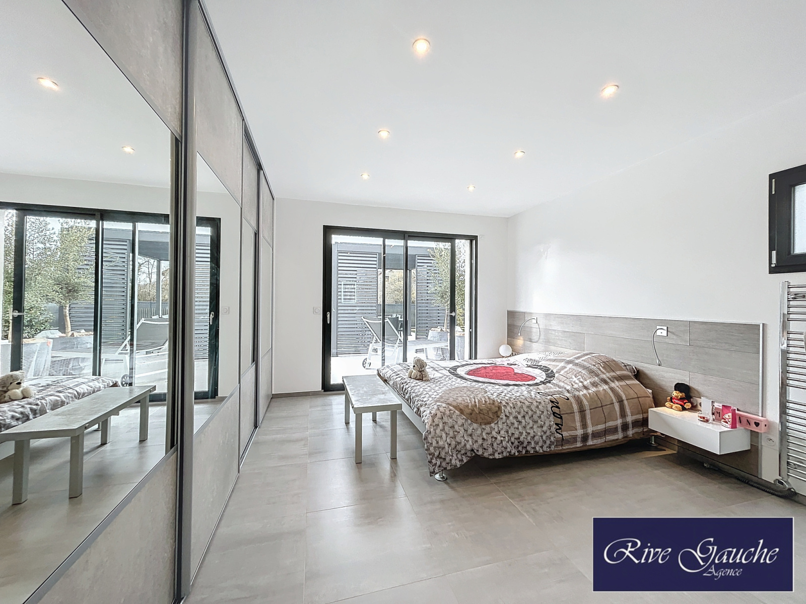 Modernes Schlafzimmer mit Balkonzugang