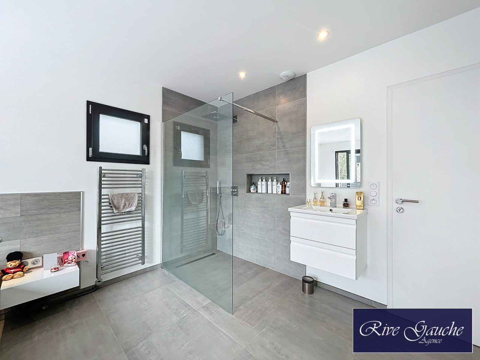 Modernes Badezimmer mit Walk-in-Dusche