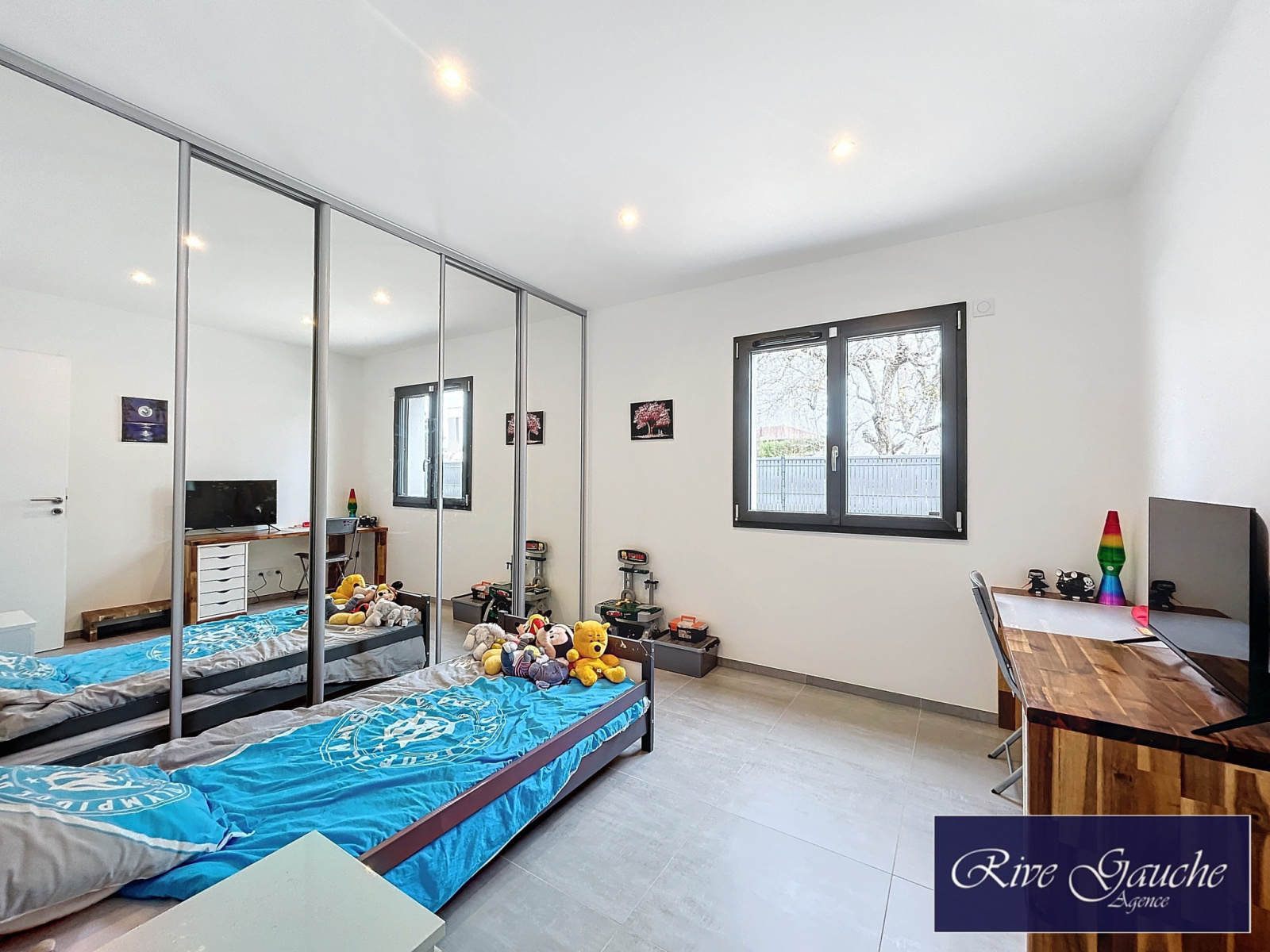 Helles Schlafzimmer mit Spiegelkleiderschrank