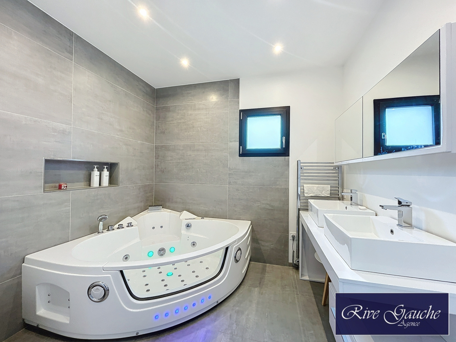 Modernes Badezimmer mit Whirlpool und Doppelwaschbecken