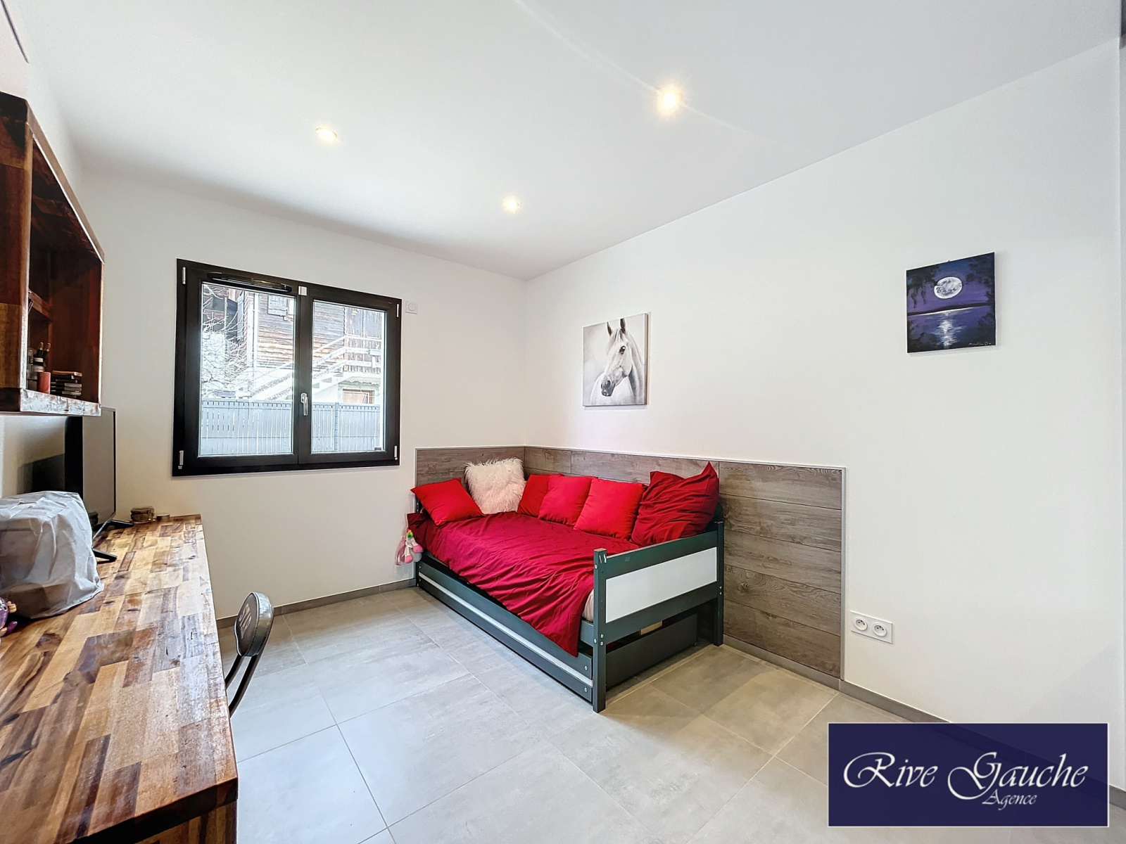 Modernes Schlafzimmer mit Bett und Schreibtisch