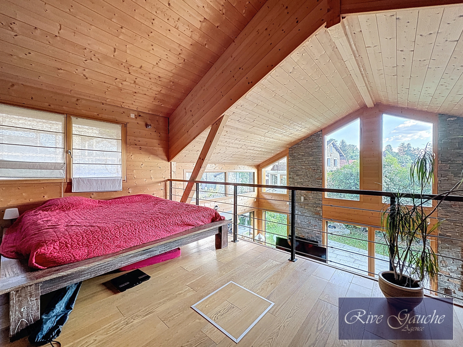 Helles Holzschlafzimmer mit Galerie