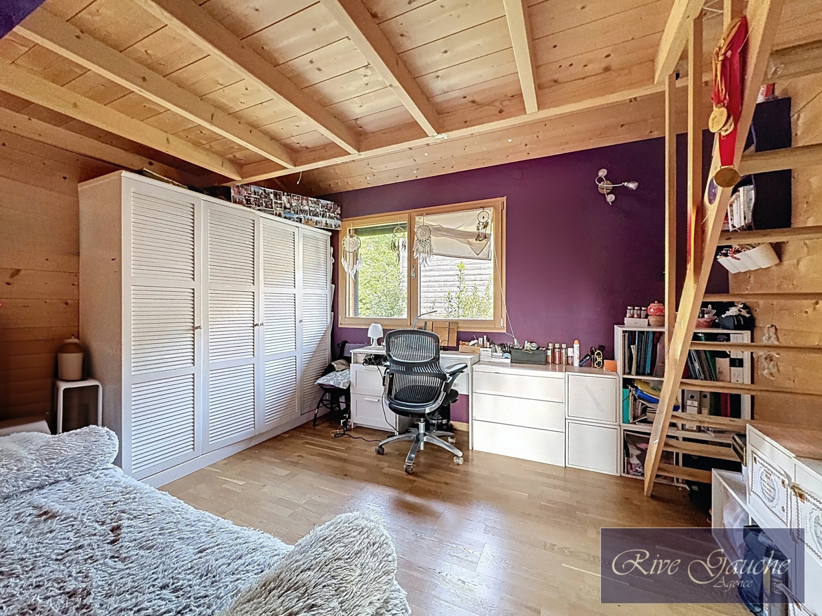 Gemütliches Dachzimmer mit Arbeitsbereich