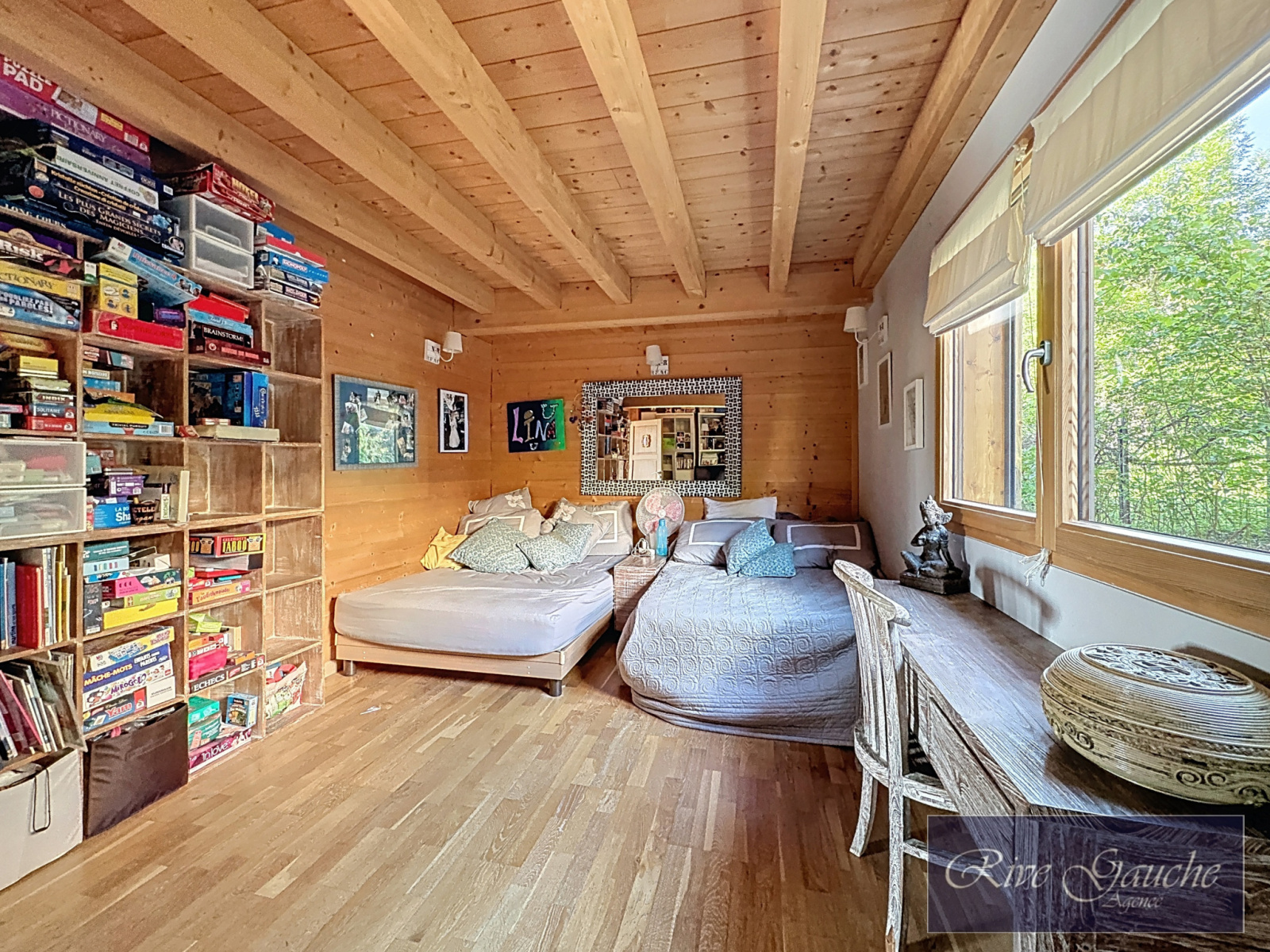 Gemütliches Schlafzimmer mit Holzverkleidung und viel Stauraum