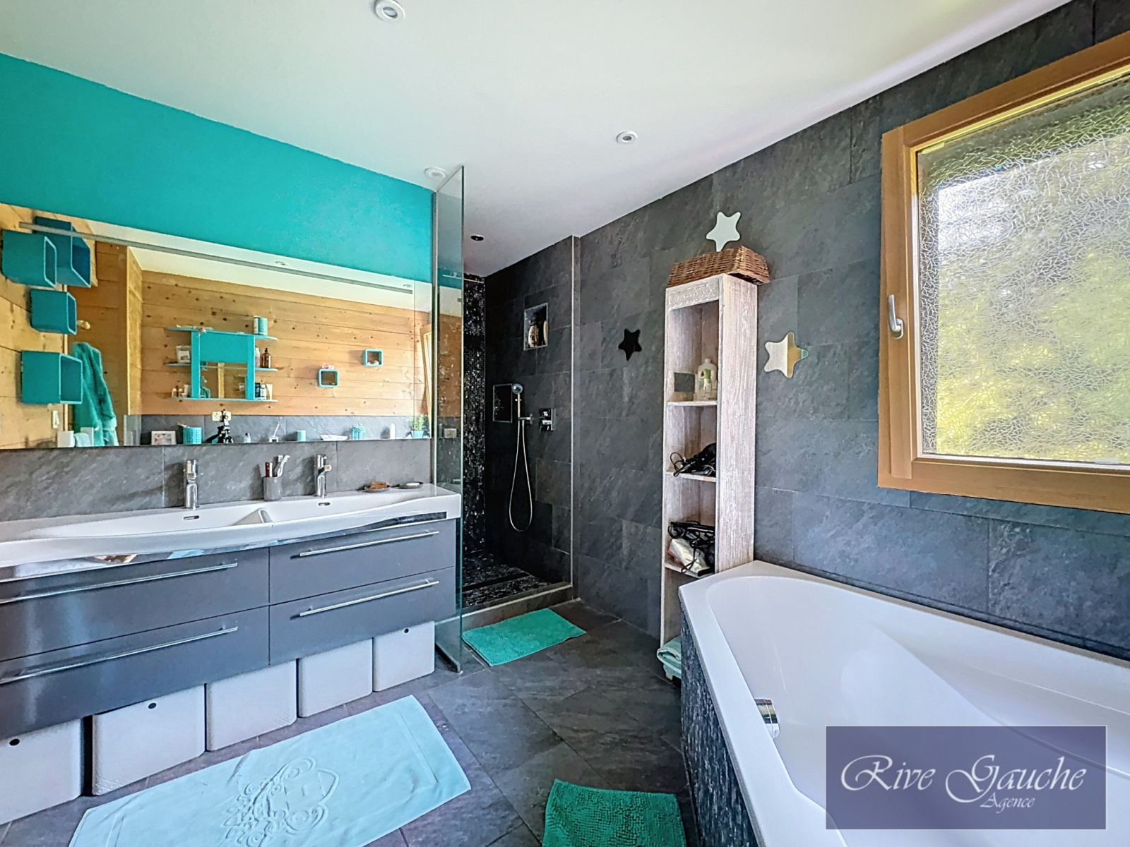 Modernes Badezimmer mit Badewanne und Doppelwaschbecken