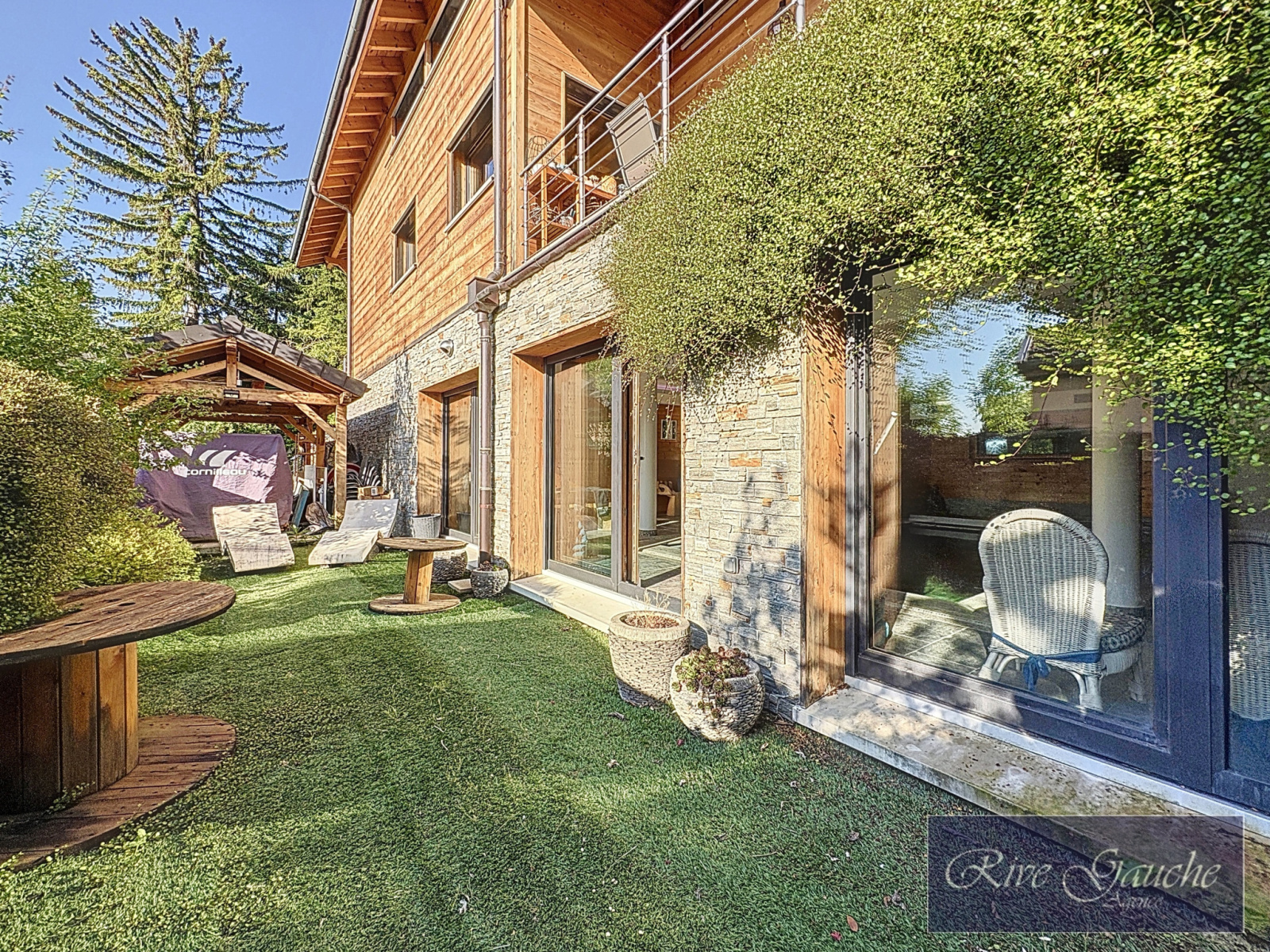 Außenansicht eines Hauses mit Gartenlounge