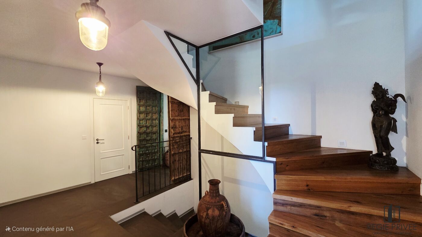 Treppenhaus mit Holzstufen und Glasgeländer