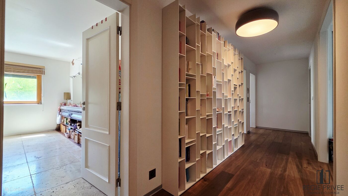 Flur mit offener Bibliothekswand
