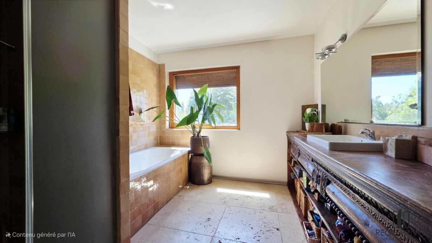Badezimmer mit Holzwaschtisch und Badewanne