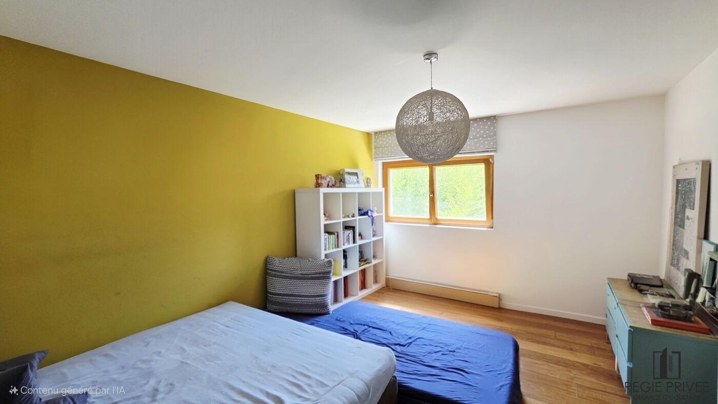 Helles Schlafzimmer mit farbiger Akzentwand