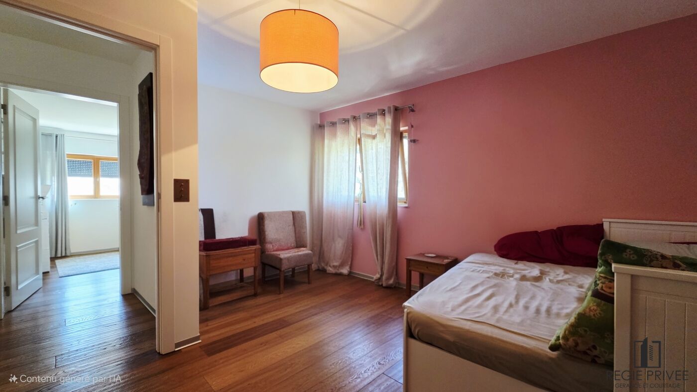 Schlafzimmer mit rosa Akzentwand