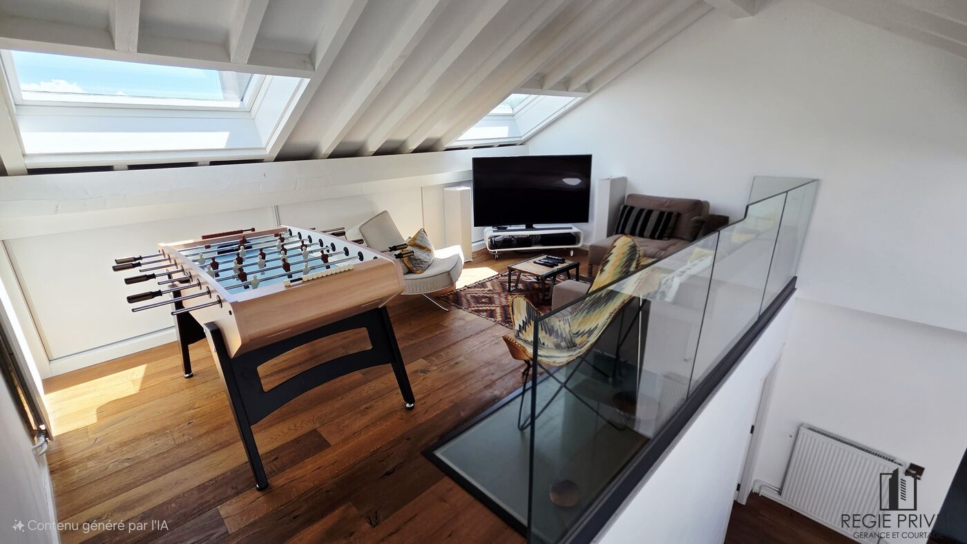 Dachgeschoss-Lounge mit Spieltisch