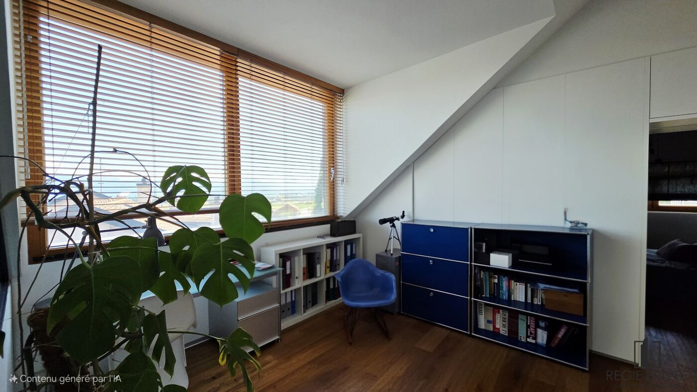 Arbeitszimmer mit Dachschräge und großem Fenster