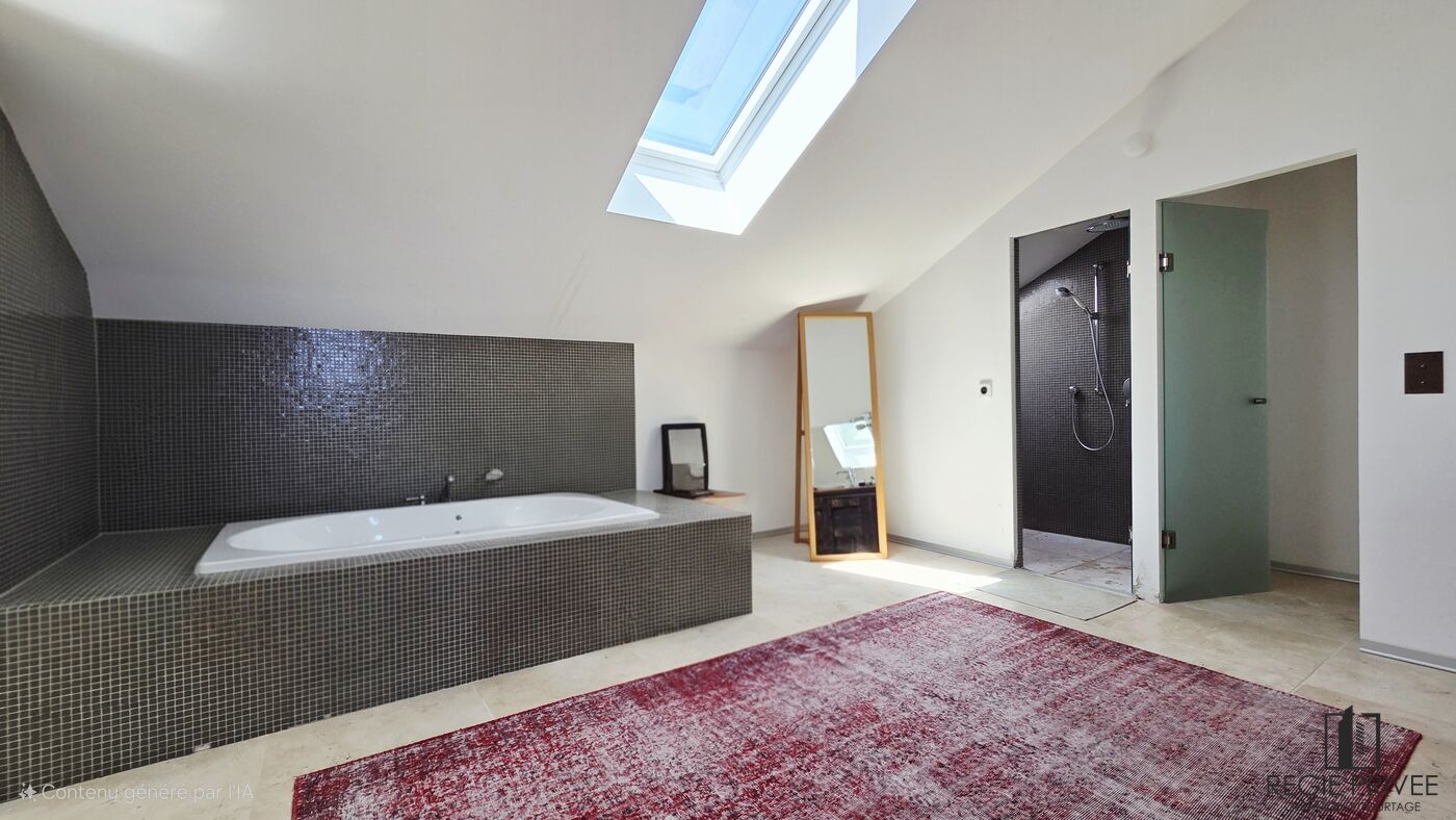 Modernes Badezimmer mit Dachfenster und Wannenpodest