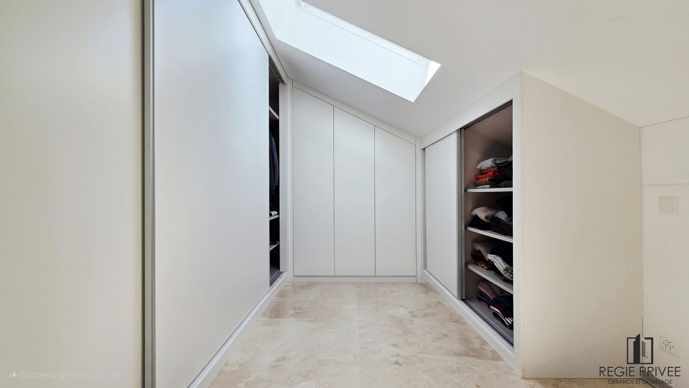 Ankleidezimmer mit Dachfenster und Einbauschränken