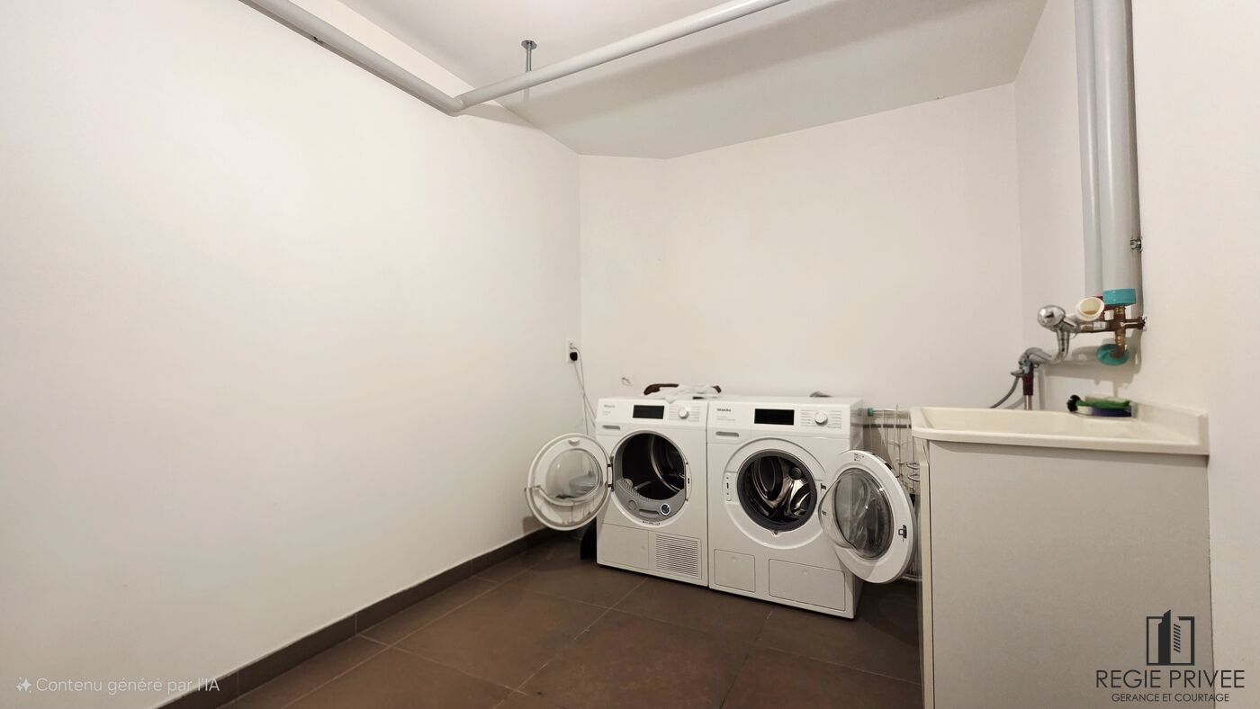 Hauswirtschaftsraum mit Waschmaschinen und Waschbecken