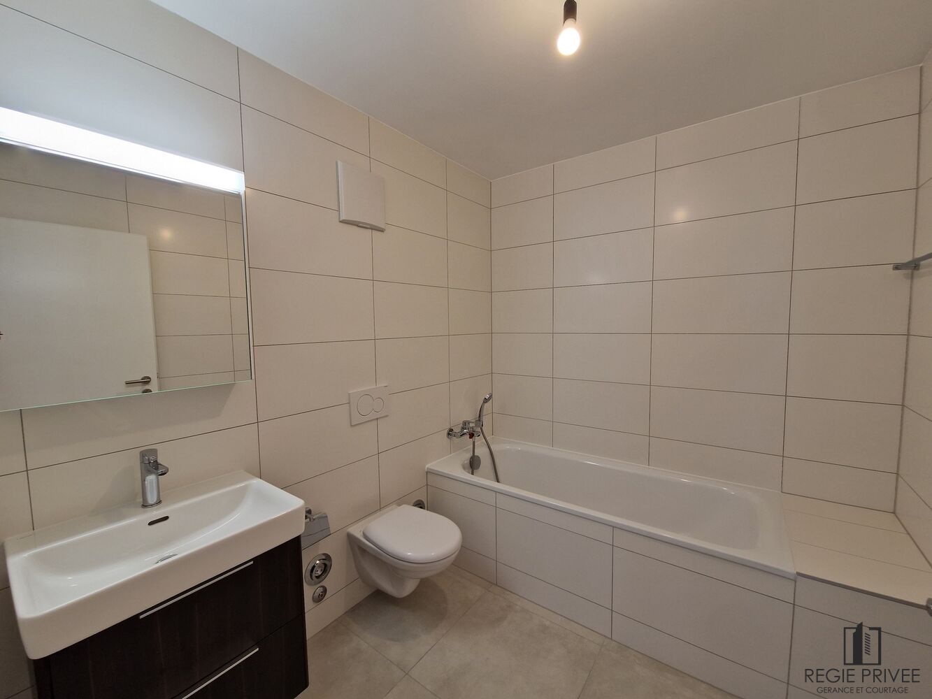 Modernes Badezimmer mit Badewanne und Waschtisch