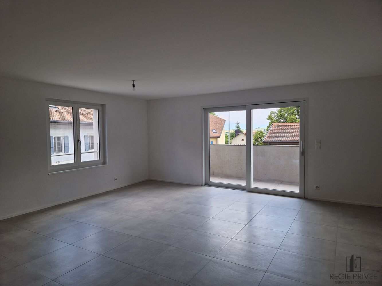 Leerer heller Wohnraum mit Balkon