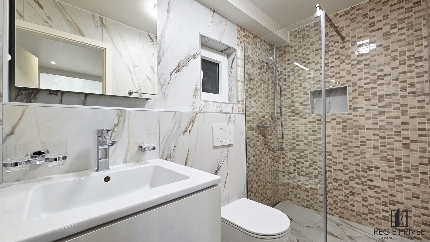 Modernes Badezimmer mit begehbarer Dusche und Marmoroptik