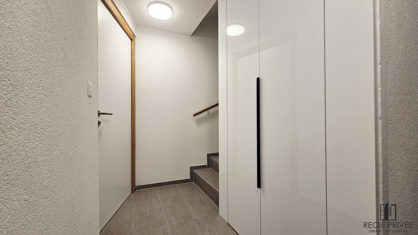 Heller Flur mit Treppe und Einbauschrank