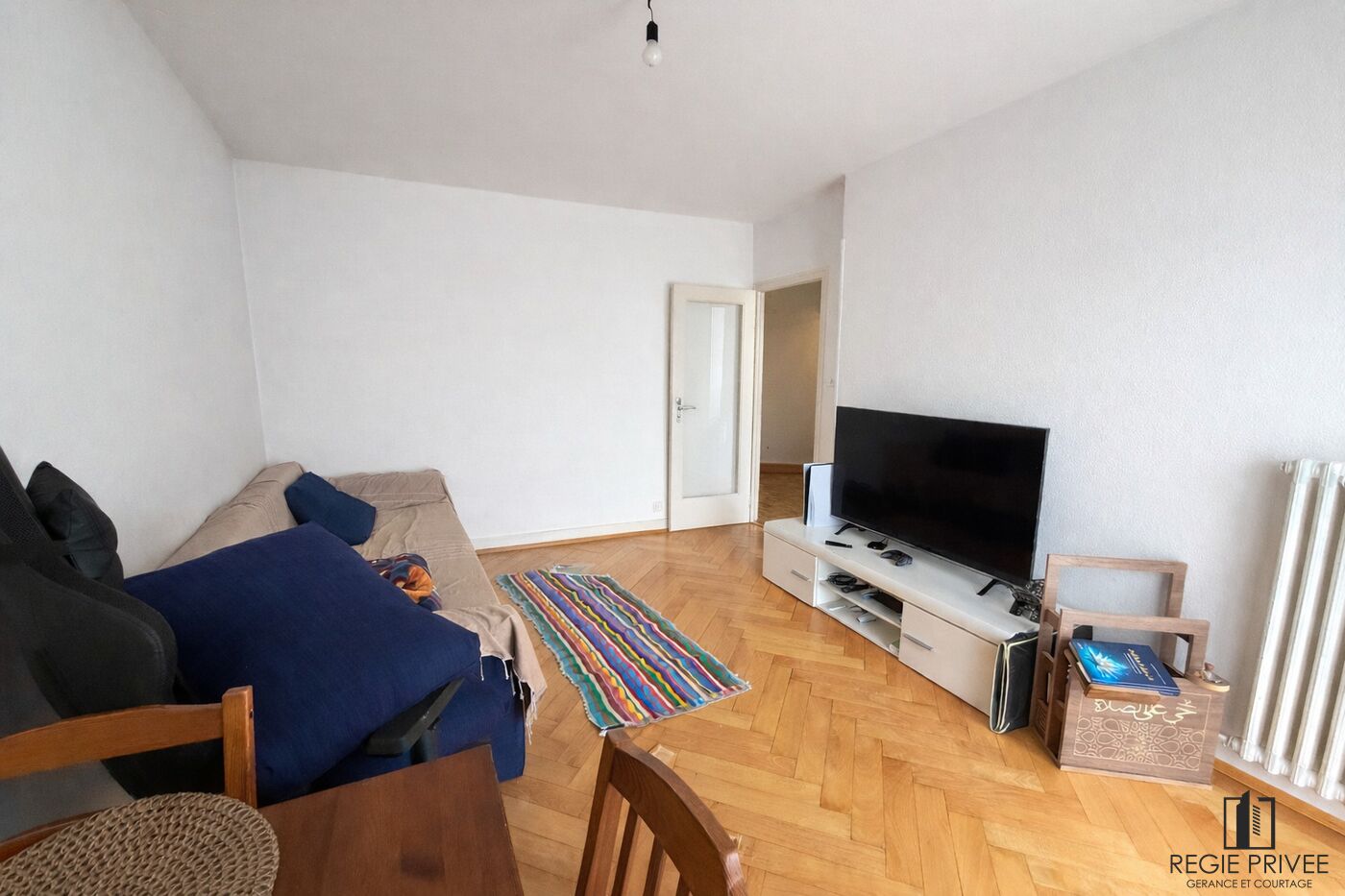 Wohnzimmer mit Sofa und TV